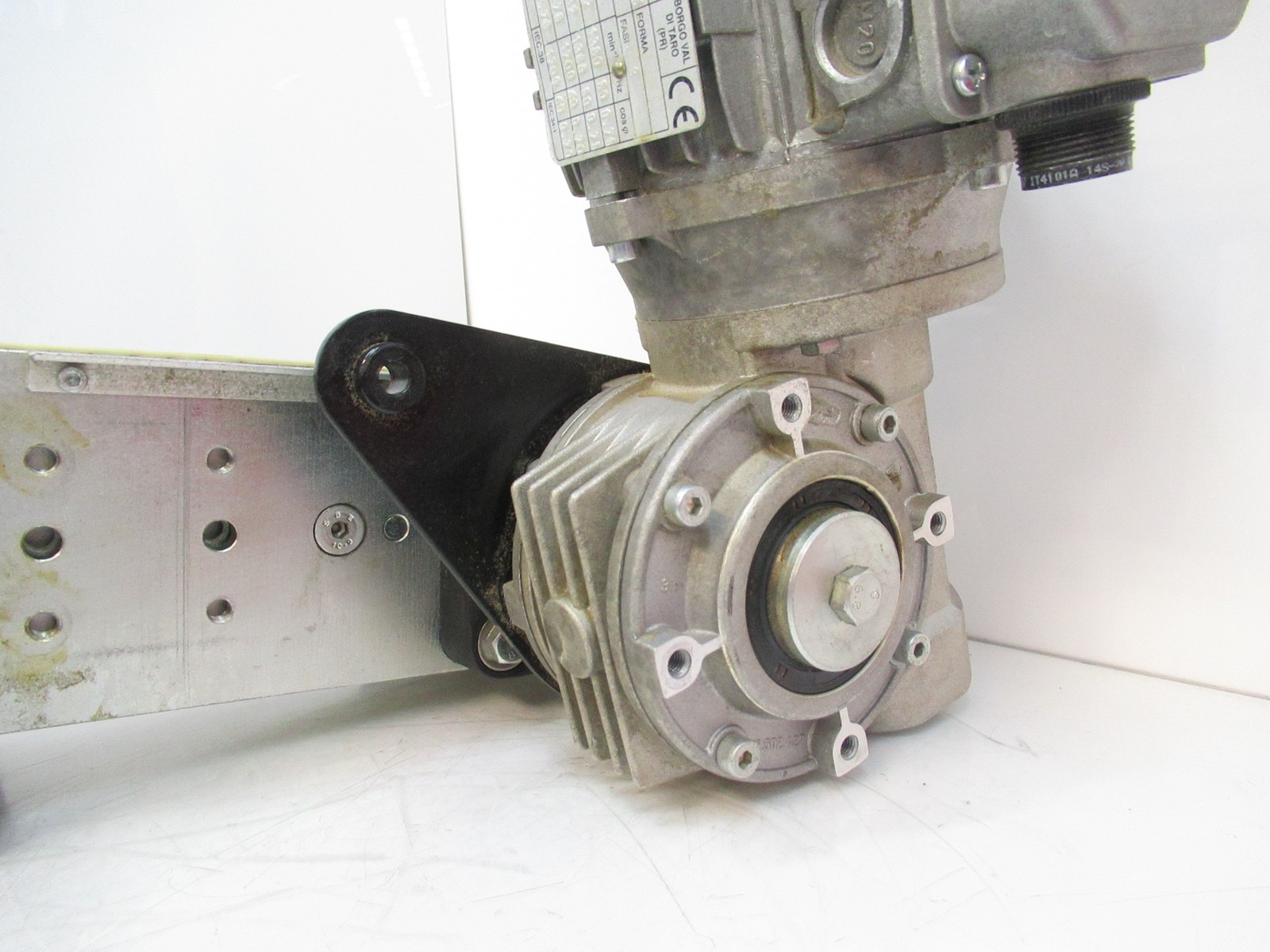 Cleated 16″ Conveyor W/ CSM H71A4 Gearmotor, 1380RPM