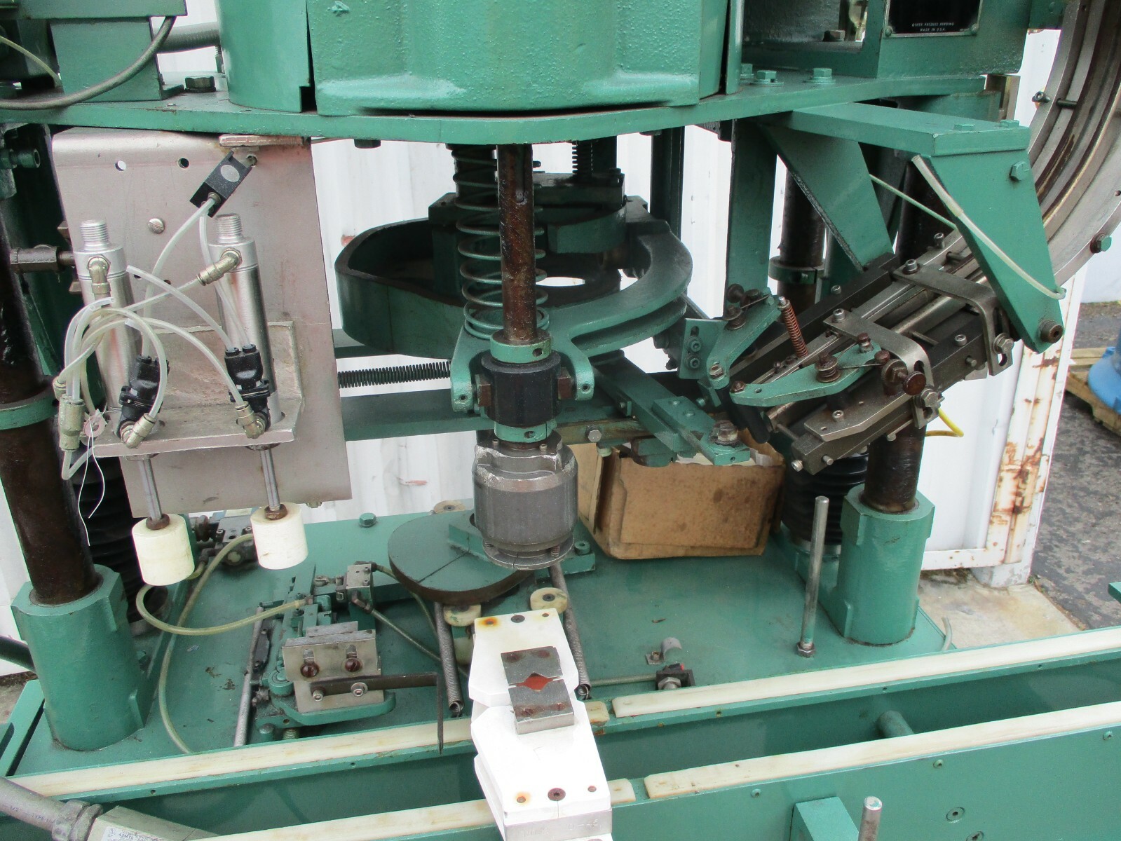 NEW JERSEY “APACHE” MODEL 550S AUTOMATIC BOTTLE CAPPING MACHINE