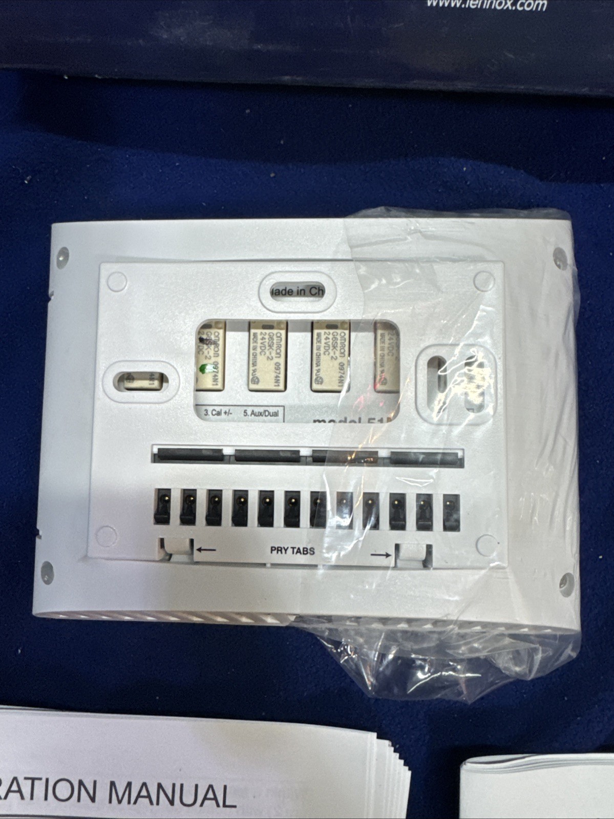 Lennox ComfortSense 3000 L3532H Thermostat 51M37 NEW