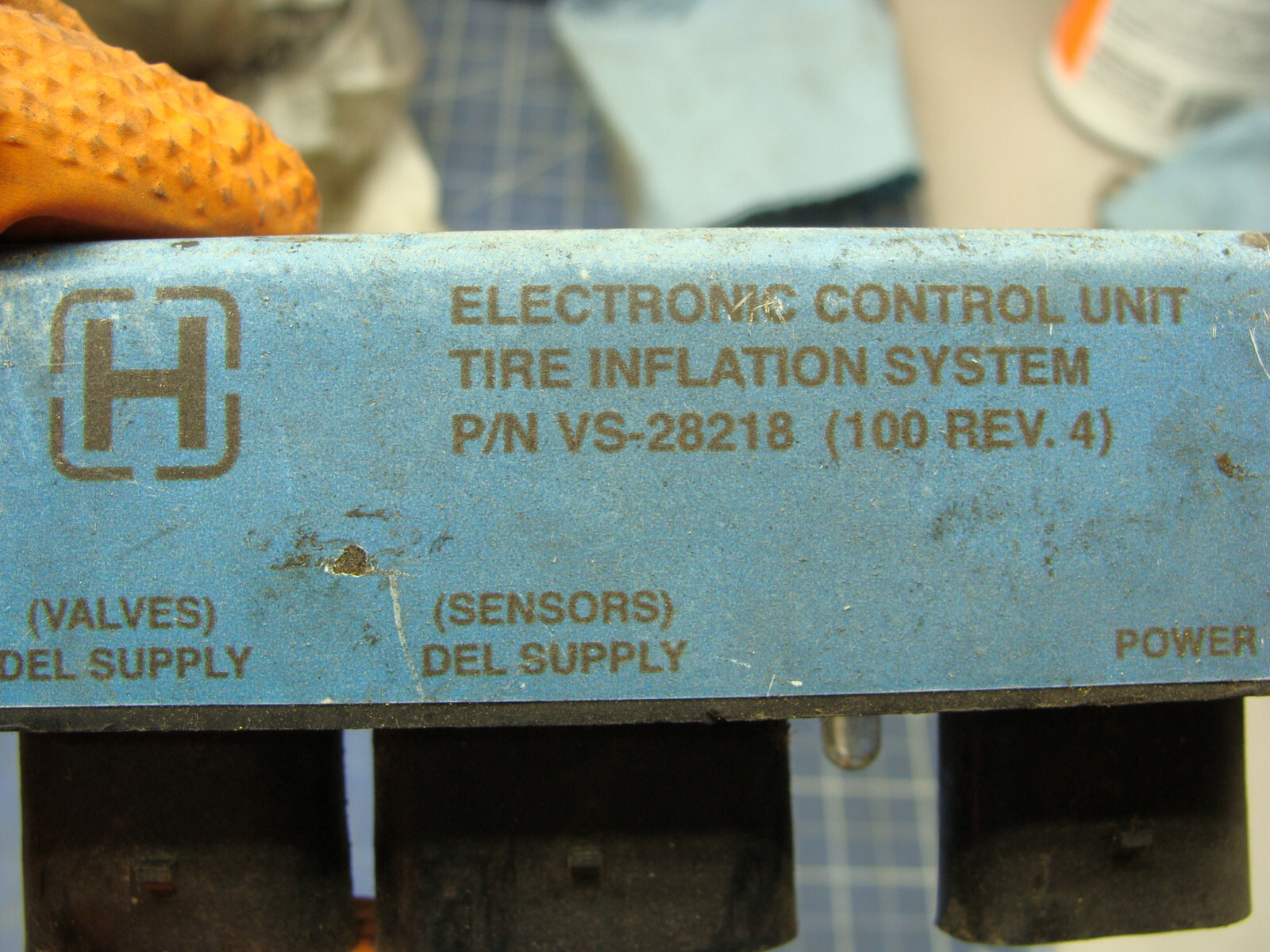 HENDRICKSON ELECTRONIC CONTROL UNIT TIRE INFLATION SYSTEM VS-28218 (100 REV 4)