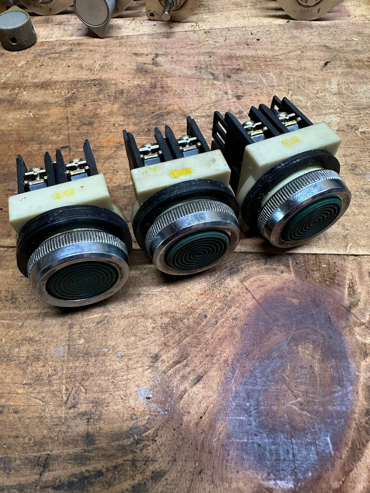 FUJI ELECTRIC AH25-F PUSHBUTTON MOMENTARY FLUSH ROUND HEAD GREEN 1 N.O.
