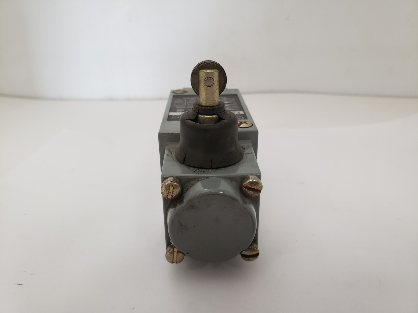 ALLEN BRADLEY 802T-K1TP LIMIT SWITCH 10A HORIZONTAL SIDE PUSH ROLLER SERIES F