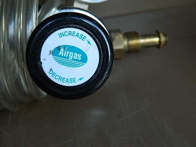 Airgas 2121351 15-500-BV Regulator with Dwyer Flowmeter VFB-65-SSV T27AG