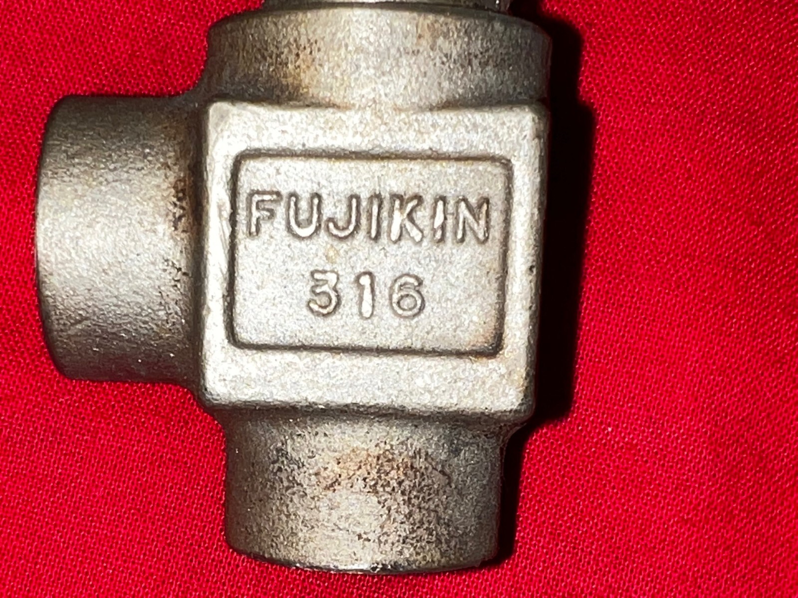 FUJIKIN NEEDLE VALVE 260K-1/4 1/4″ PORT 90° ANGLE 316 SS 2-1/4″ HANDLE DIA.