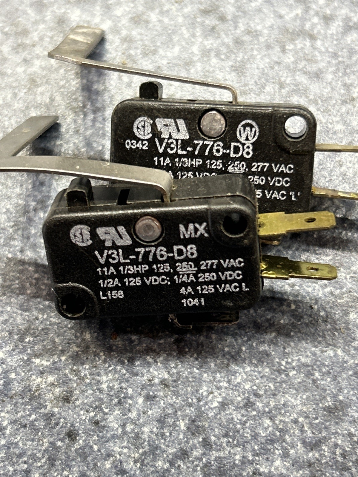 V7-1V19E9-048 MICRO-SWITCH V3L-776-D8 pre-owned LOT of 4 (2 of each)