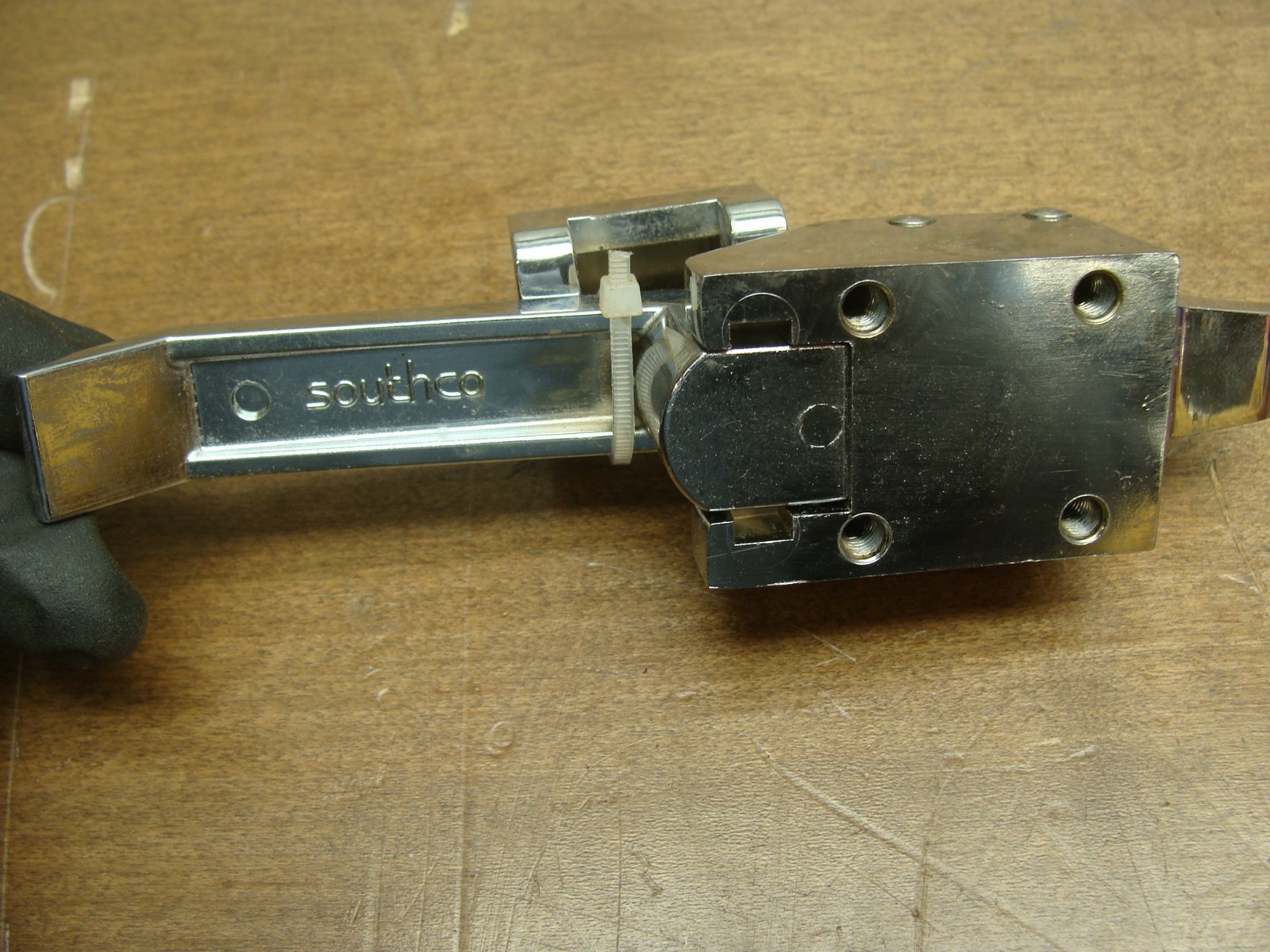 SOUTHCO OVER CENTER DRAW LATCH A7-10-301-30 W/KEEPER CHROME PLATED ZINC ALLOY