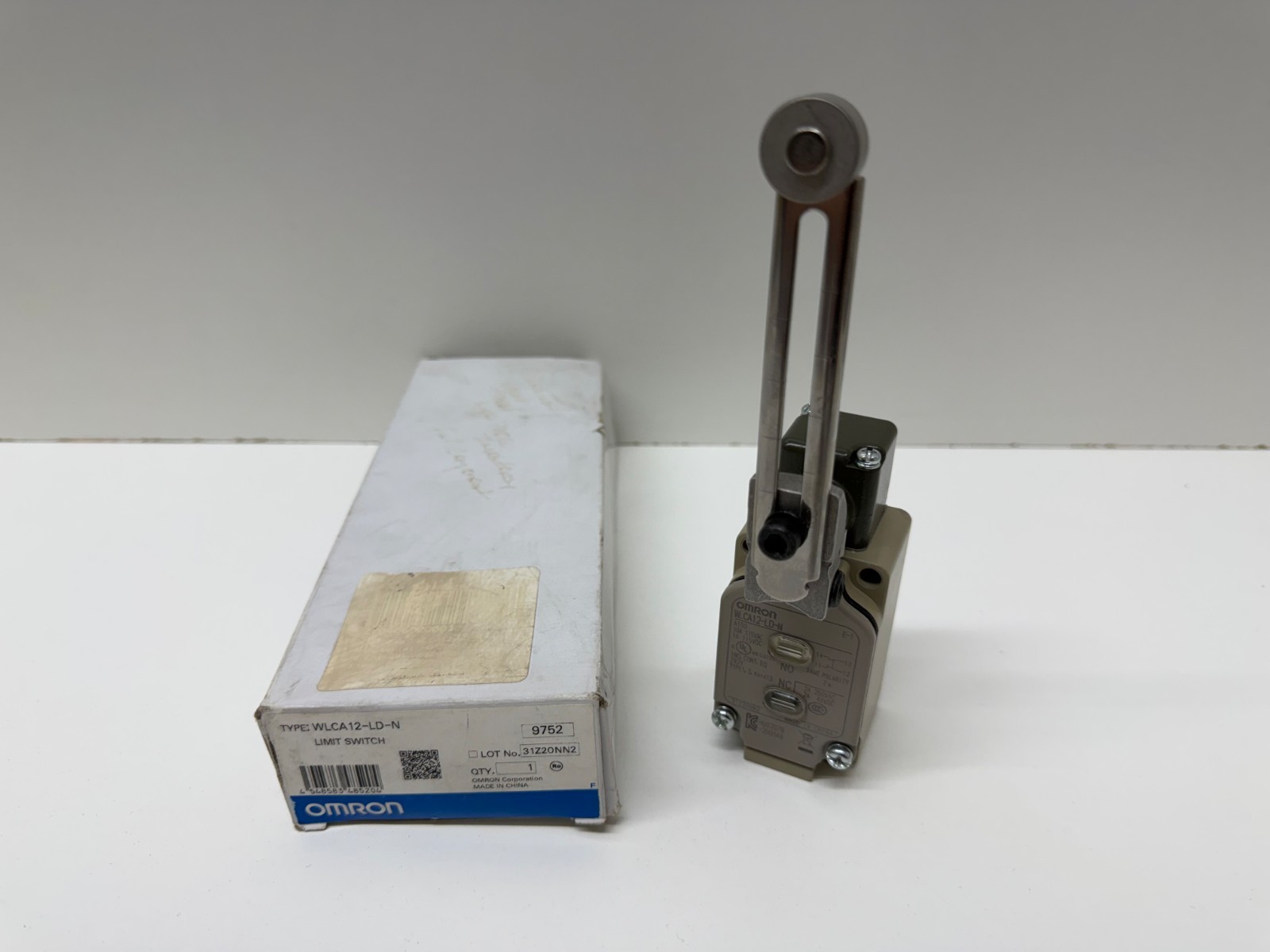 NEW IN BOX! OMRON 10A 115VAC LIMIT SWITCH WLCA12-LD-N