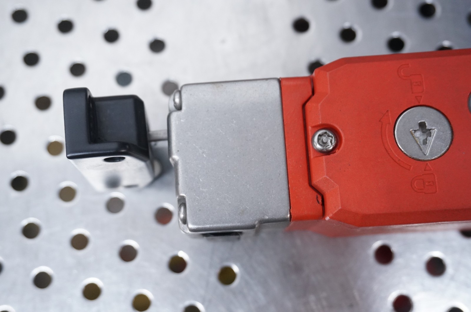 KLP SAFETY INTERLOCK SWITCH W/GUARD LOCKING 201002 3A 24V SOLENOID