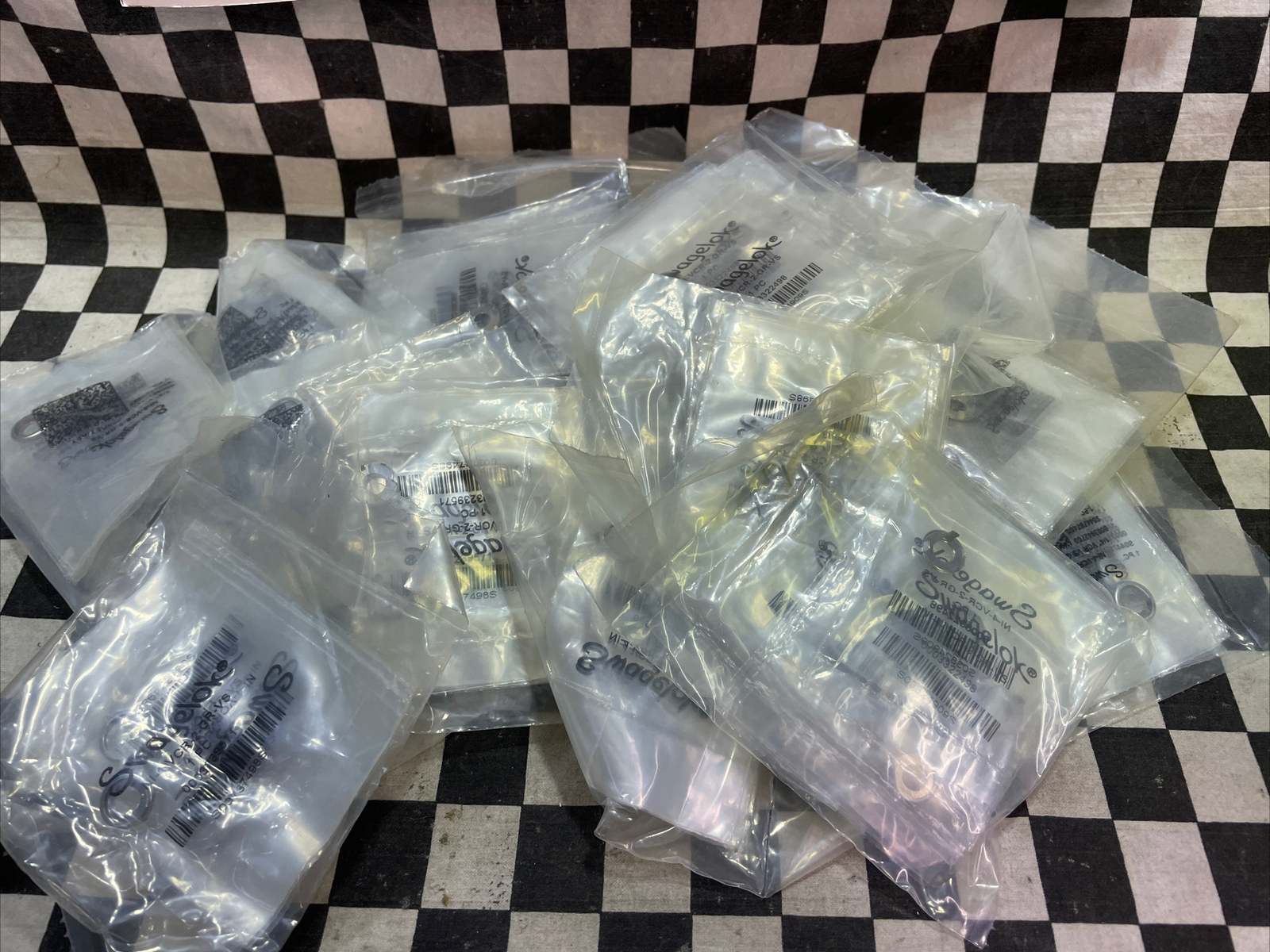 SWAGELOK VCR Face Seal 1/4″, NI-4-VCR-2-GR-VS, NI4VCR2GRVS, LOT OF 130 #1608F