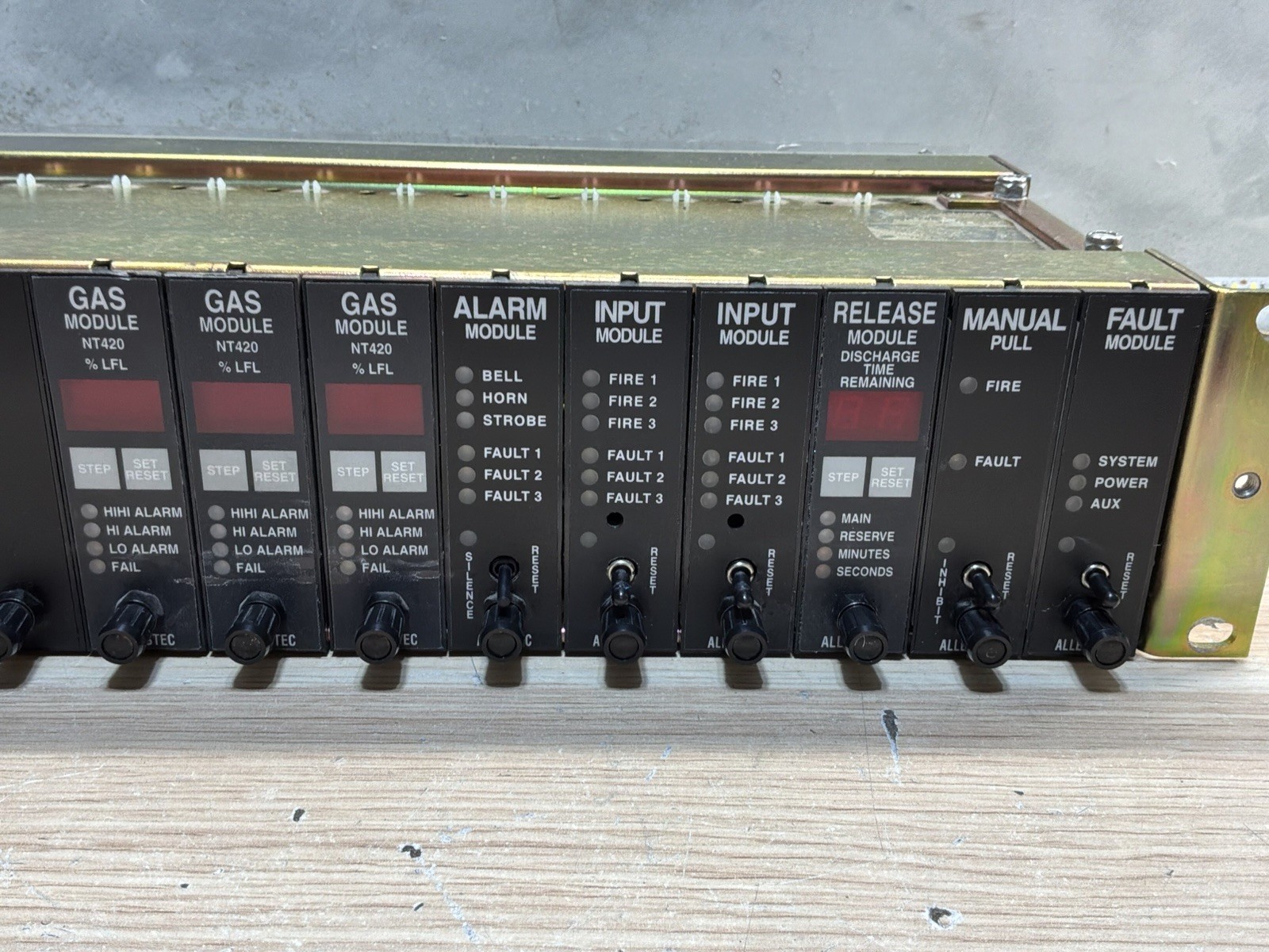 COMPLETE ALLESTEC 800-1690 16-SLOT FIRE ALARM CONTROL UNIT RACK/JUA3401
