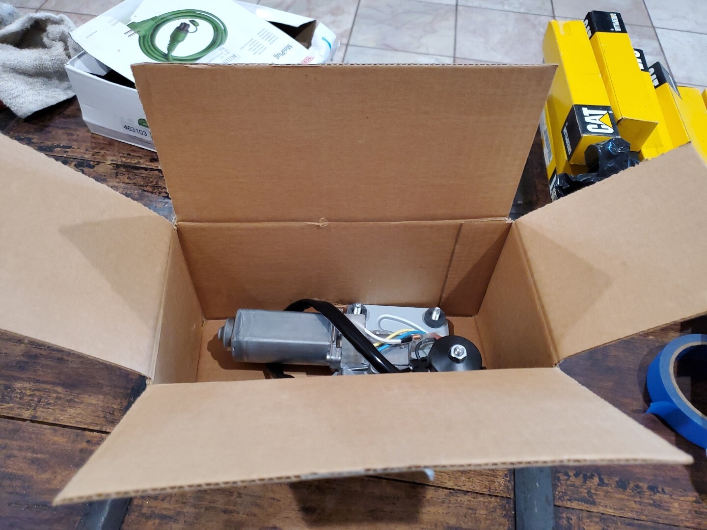 CATERPILLAR/DENSO GENUINE PARTS WINSHIELD WIPER MOTOR ASSY 24V. PART # 295-1120
