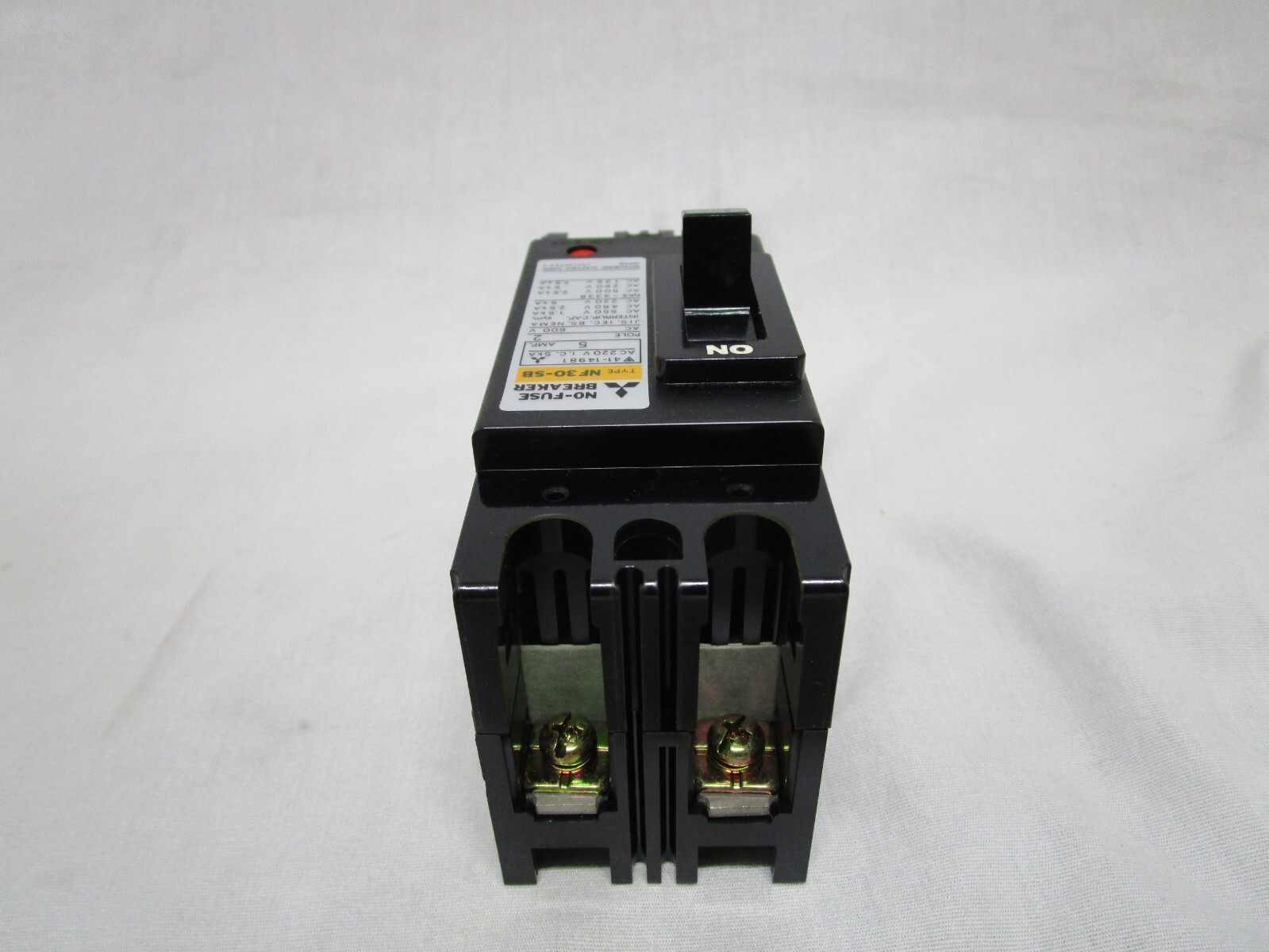 NEW MITSUBISHI NF30-SB NO-FUSE CIRCUIT BREAKER 2P 600V 5A