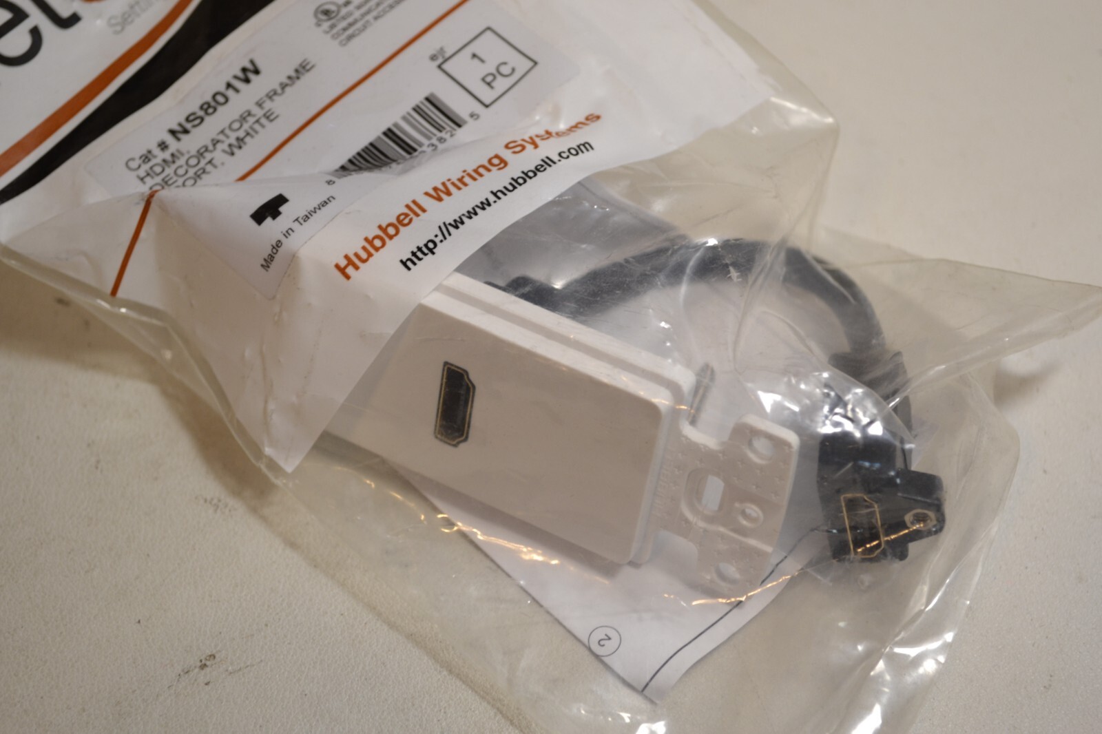 Hubbell Wiring Systems NS801W HDMI, Decorator Frame 1 Port (White)