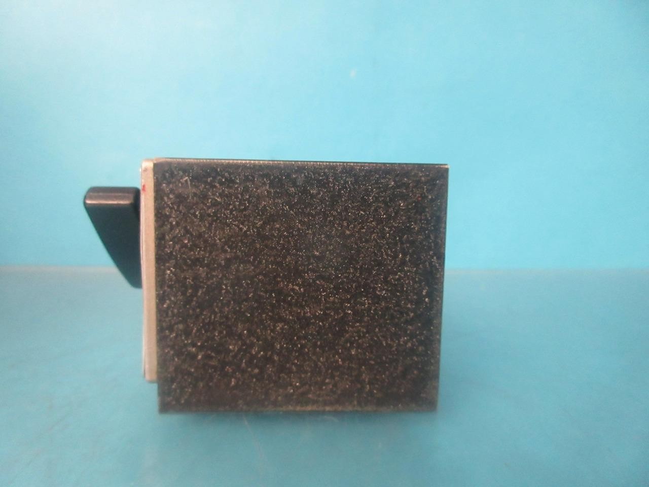 EDMUND INUSTRIAL OPTICS SQUARE MAGNETIC BASE WITH ON/ OFF SWITCH
