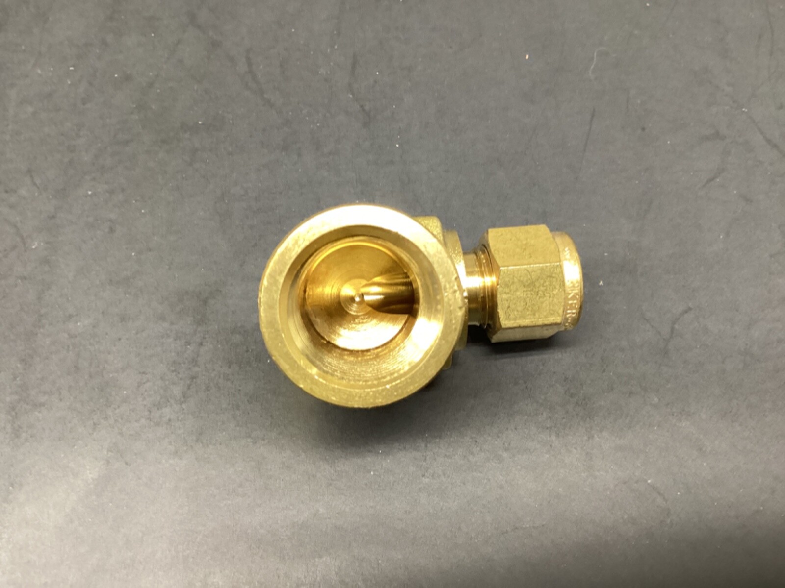 PARKER 5233 TUBE ADAPTER 1/2” FNPT TO 3/8” FEMALE TUBE 90° BRASS ELBOW #20H39*OH