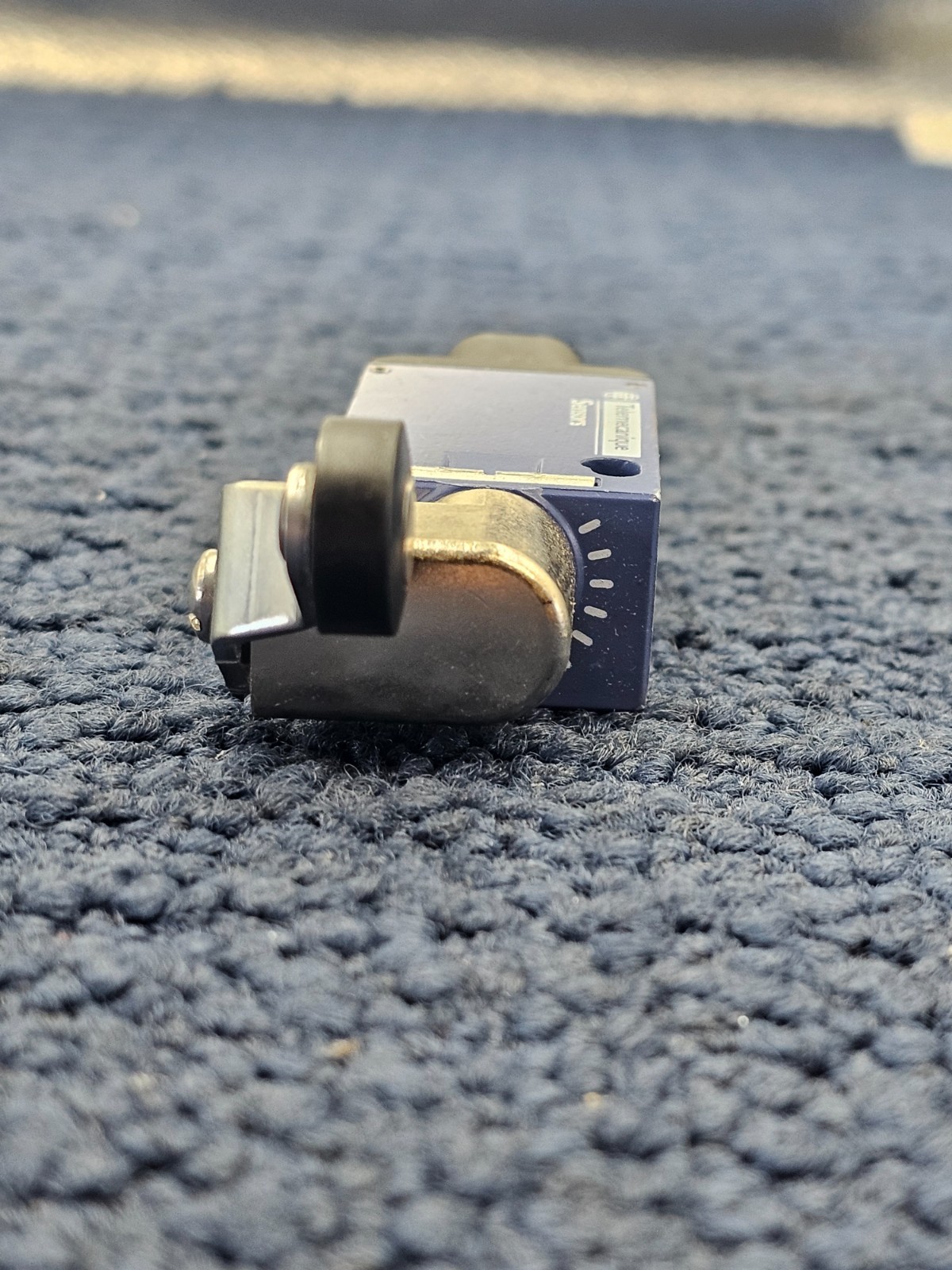Telemecanique XCMV2125D44RVSR Sensor Limit Switch