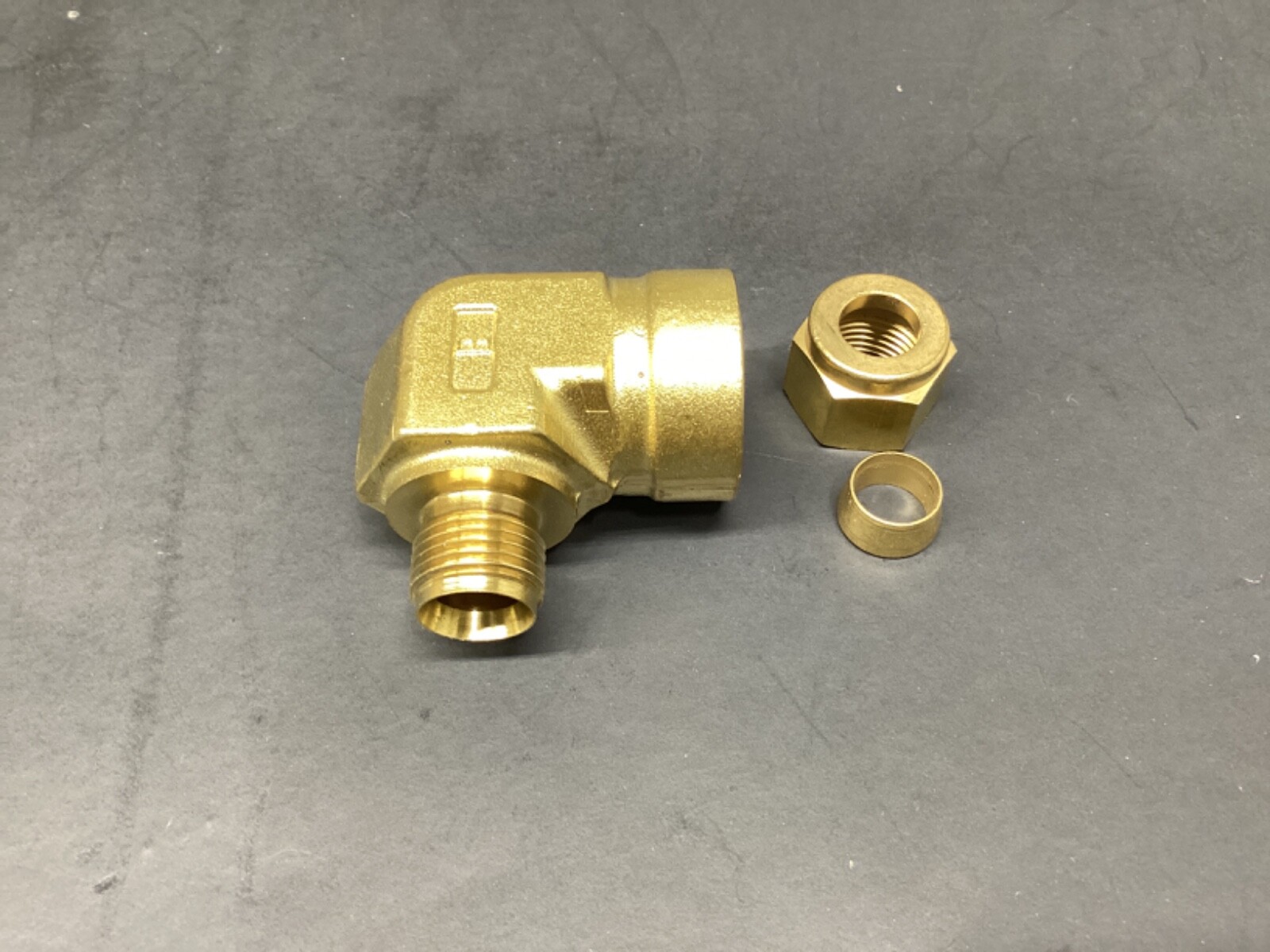 PARKER 5233 TUBE ADAPTER 1/2” FNPT TO 3/8” FEMALE TUBE 90° BRASS ELBOW #20H39*OH