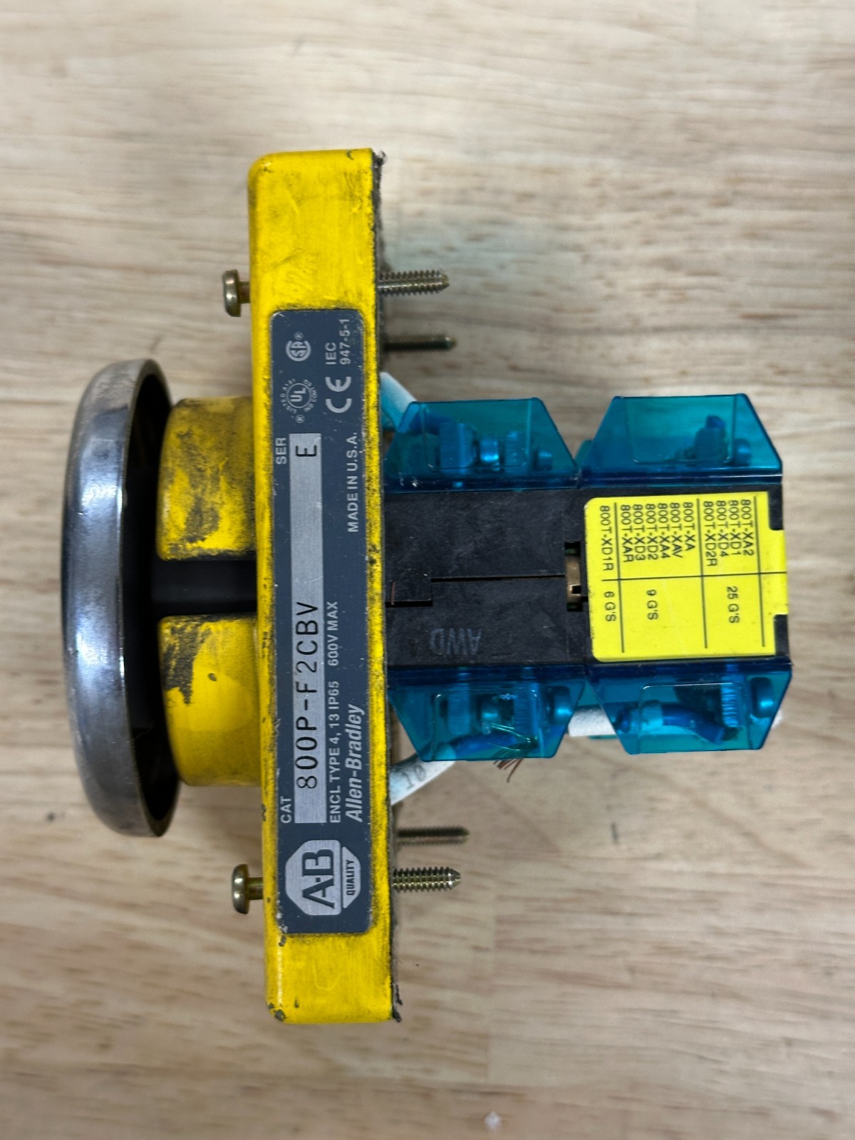 Allen Bradley 800P-F2CBV /E – Palm-Operated Flush Mount Push Button