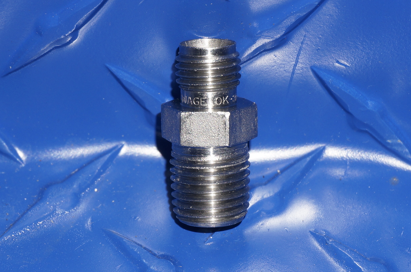 SWAGELOK 1/4″ NPT TO 1/4″ TUBE STRAIGHT MALE TO MALE 316 SST SS-400-1-4