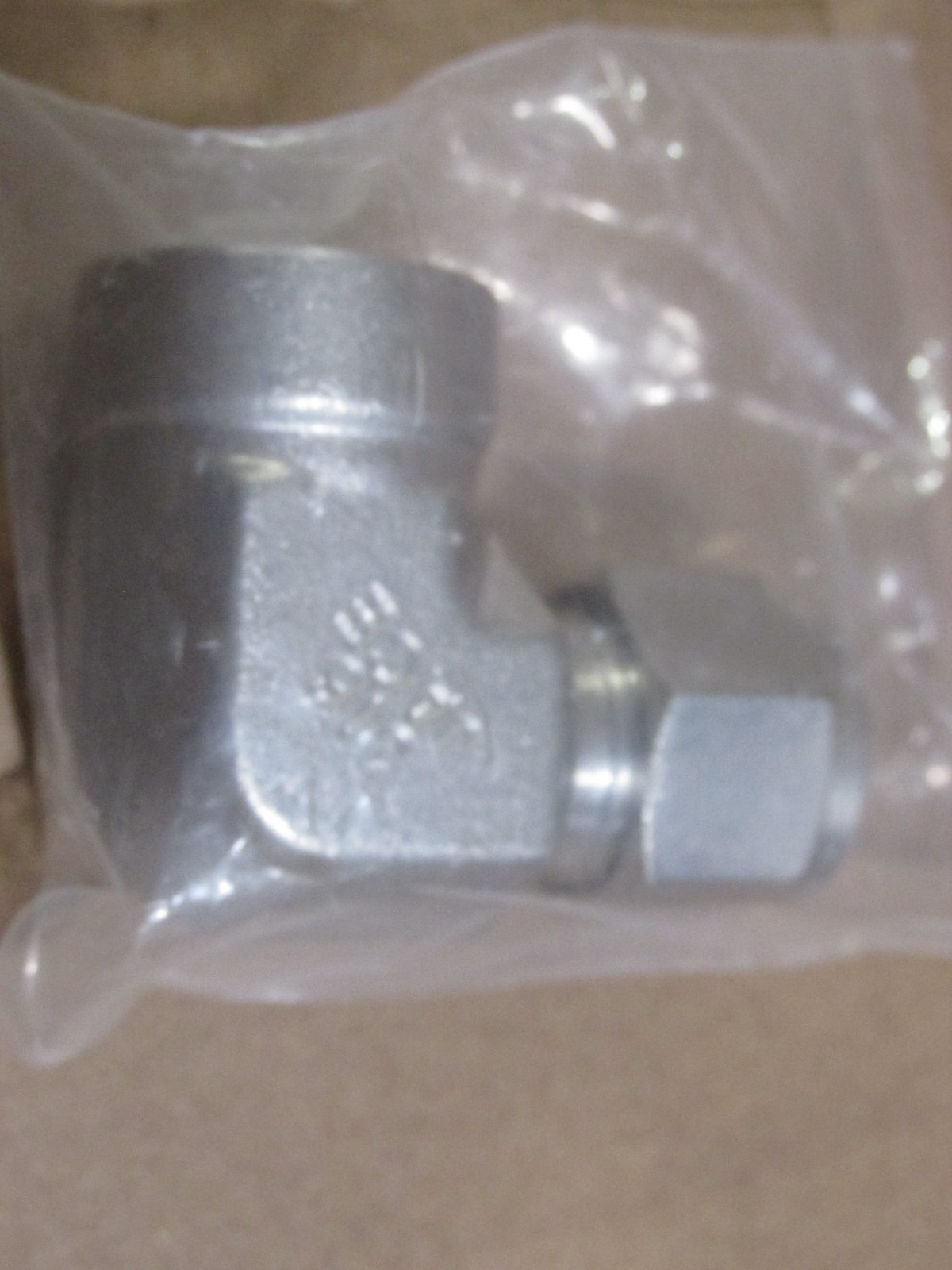 NEW PARKER 8FEL8N-316-C1 3/4″ FEMALE NPT 90° STAINLESS ELBOW TO 1/2″ OD