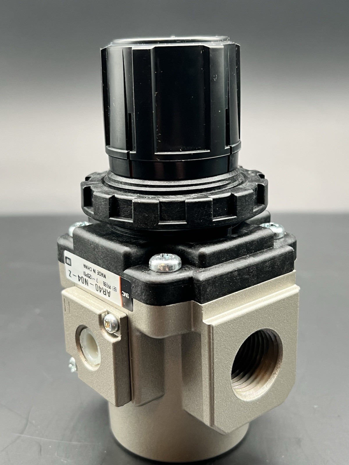 New-SMC AR40-N04-Z PNEUMATIC REGULATOR 7 VAC 125 PSI