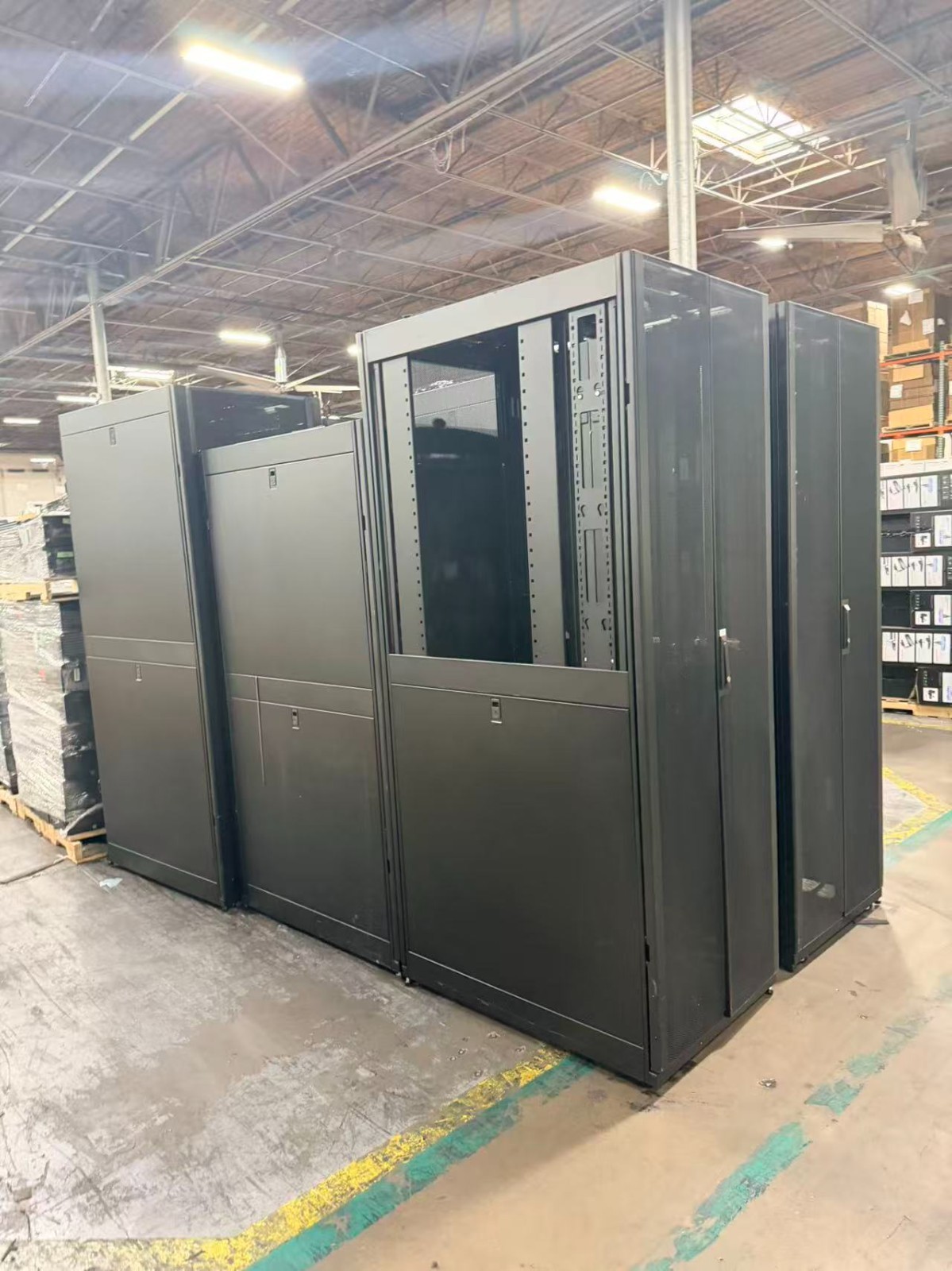 APC AR3157 NETSHELTER ENCLOSURE 48U 750MM X 1070MM SERVER RACK DATA CABINET