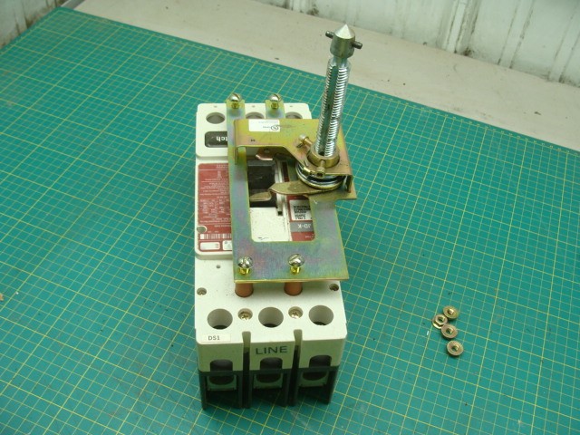 CUTLER HAMMER JD3250K MOLDED CASE CIRCUIT BREAKER 250 AMP 600VAC W/MANUAL SWITCH