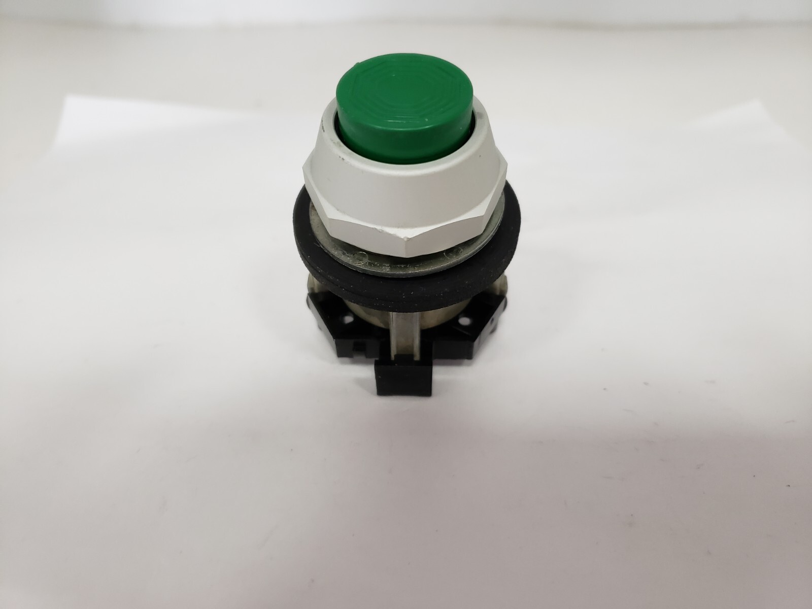 CUTLER HAMMER HT7ABG PUSHBUTTON OPERATOR EXTENDED GREEN MOMENTARY NNB