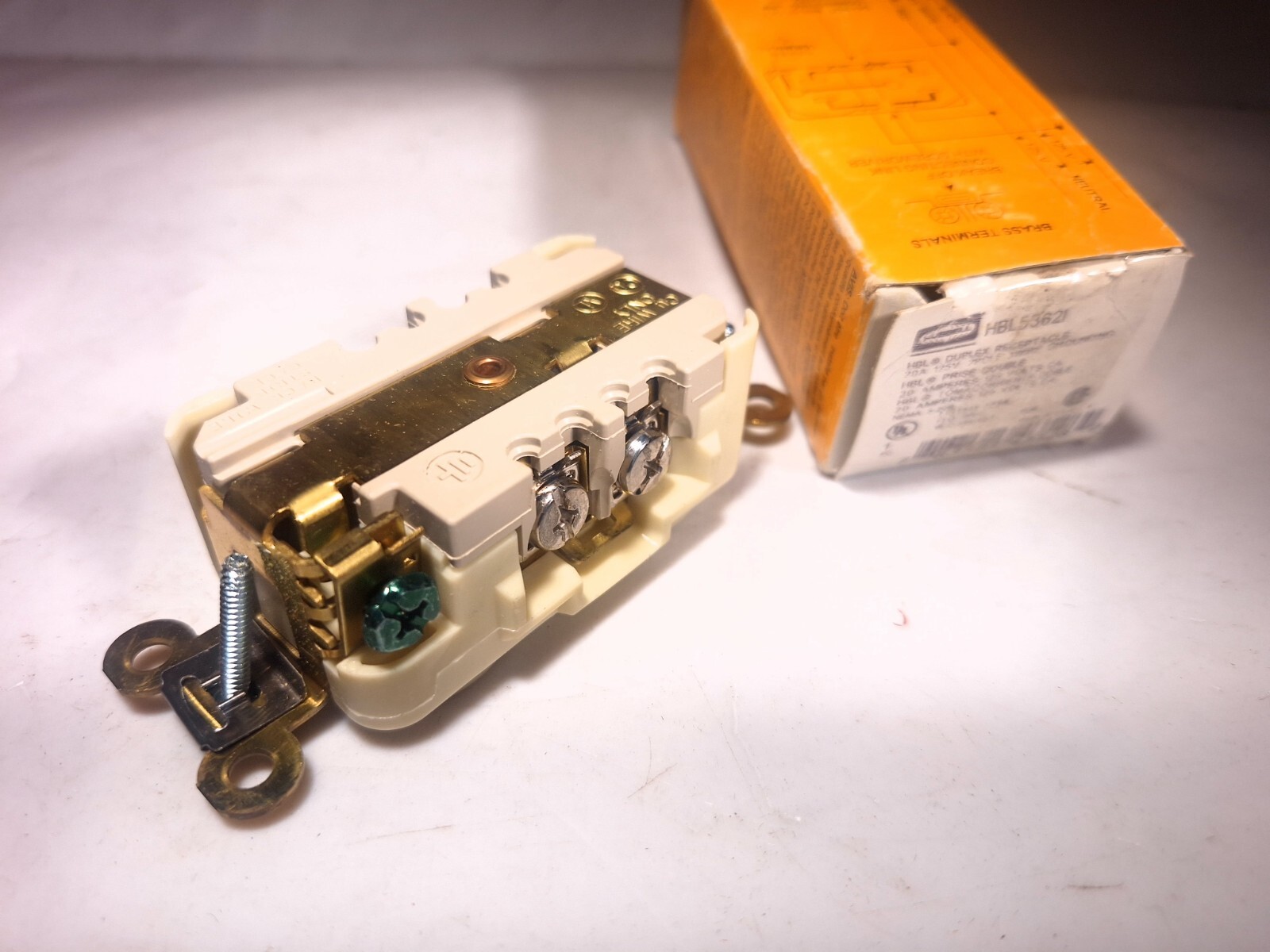 HUBBELL HBL5362I DUPLEX RECEPTACLE IVORY 20A 125VAC NEMA 5-20R – 11 AVAILABLE