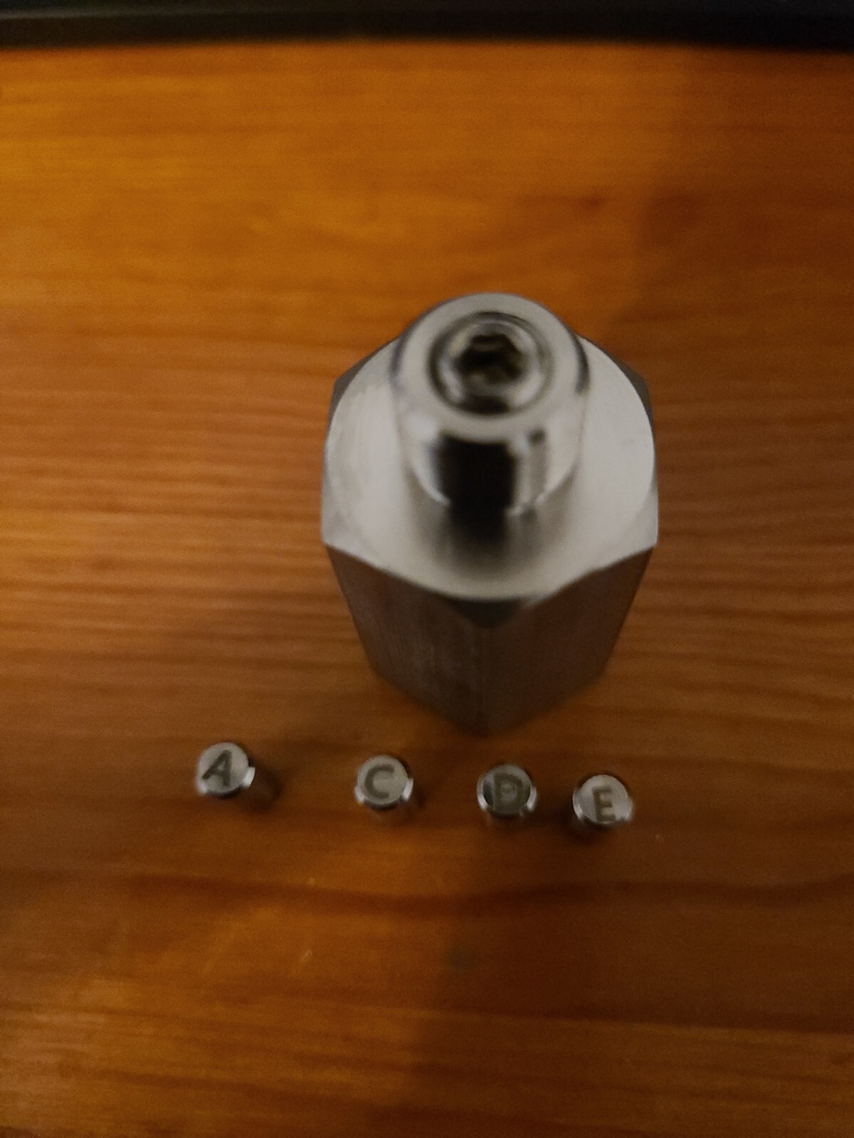 NOSHOK 7/16-20 PISTON TYPE 316SS SNUBBER 5035 8000 Psi Rated. New Opened Box