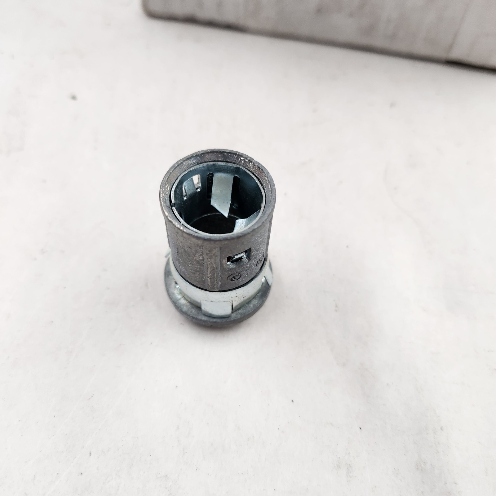 Arlington 38RAST 1/2″ Retrofit Snap2IT Cable Connector 3/8″ Knockout Box of 25