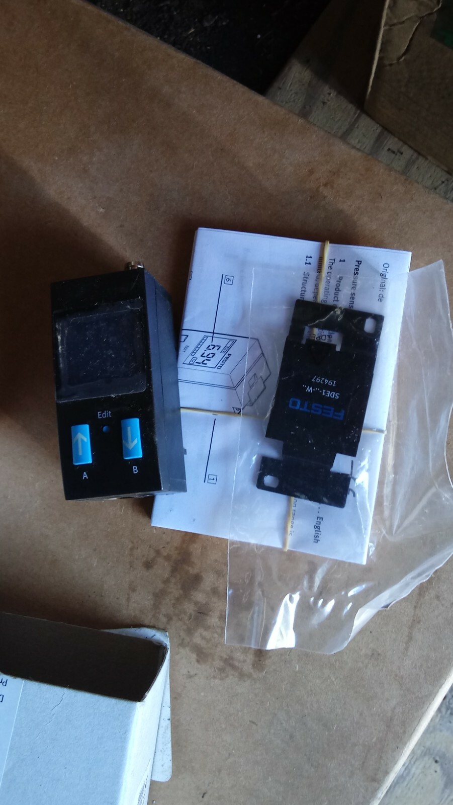 New Festo SDE1-D10-G2-W18-L-PU-M8 530900 Pressure Sensor