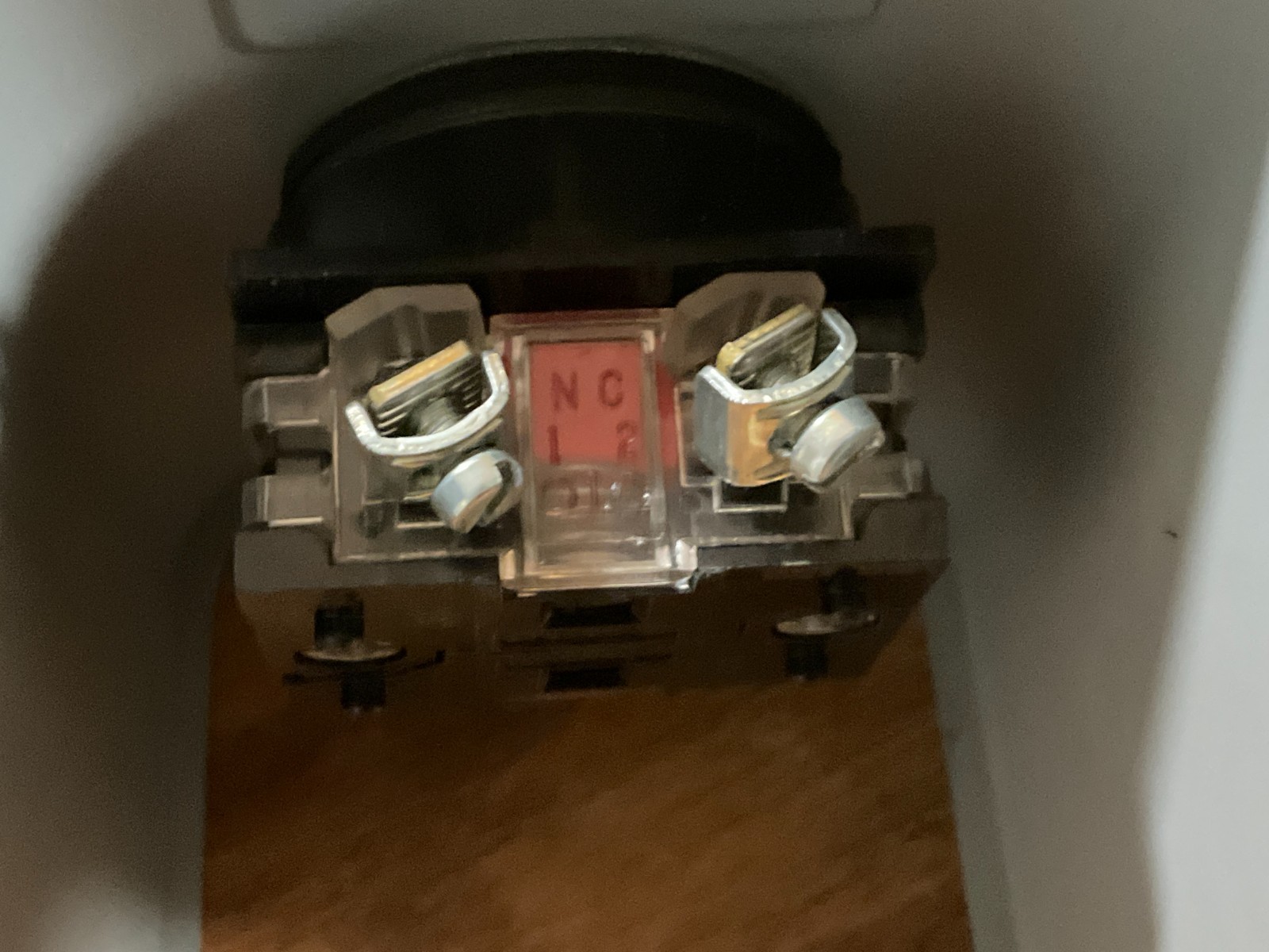 GE 55-150638p1 ENCLOSURE with EMERGENCY STOP RED PUSH BUTTON 600 Volt max