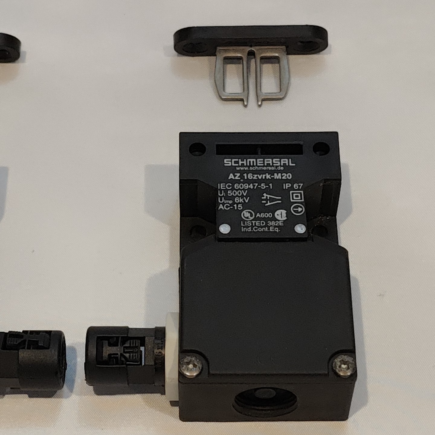 (2) Schmersal Safety Interlock Switch Latch AZ16-ZVRK-M20