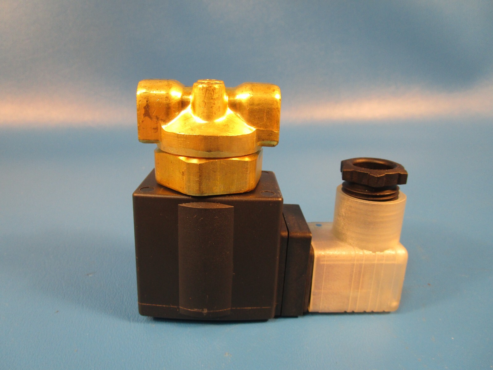 MC VX2330-03N-3DLR1, Valve, Direct operated, 3 port solenoid valve for Manifold