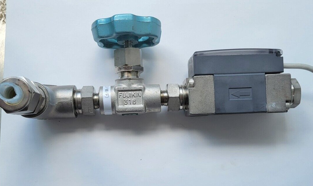 CKD WFK3012S-15-A2 FLOW SENSOR W/ FUJIKIN 260K-1/4 VALVE (R5S4.4)