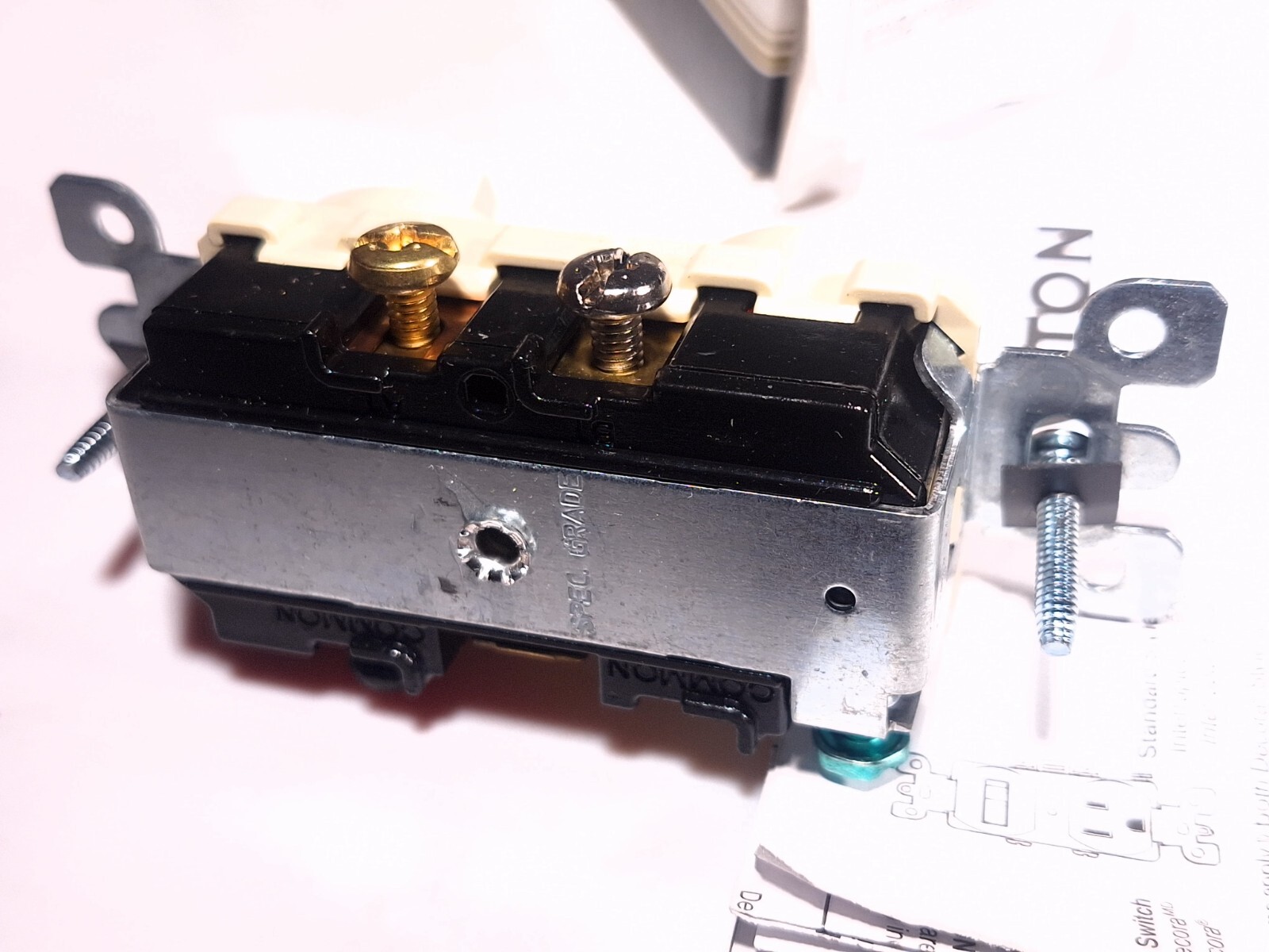 LEVITON 5226-I TOGGLE SWITCH AND PILOT LIGHT IVORY 15A 120/277V 5226I
