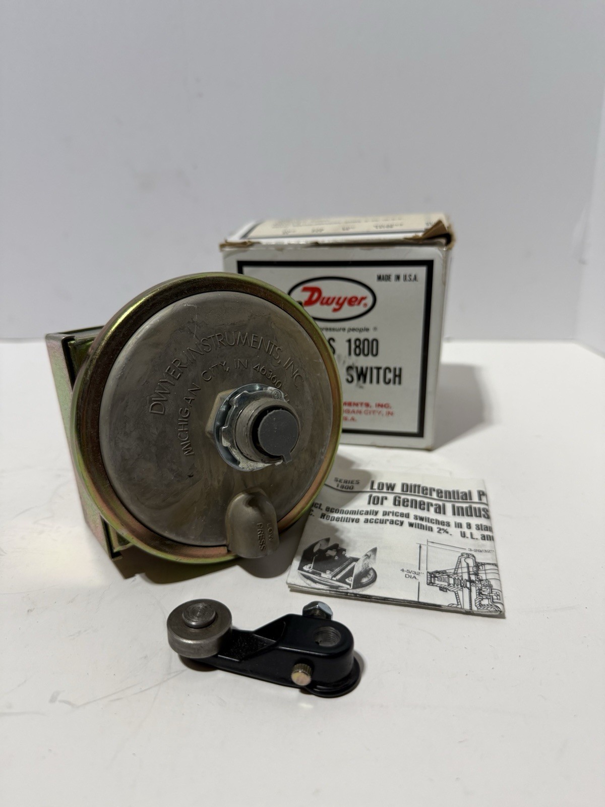 DWYER 1823 Low Differential Pressure Switch Max Pressure 10PSI NEW OPEN BOX