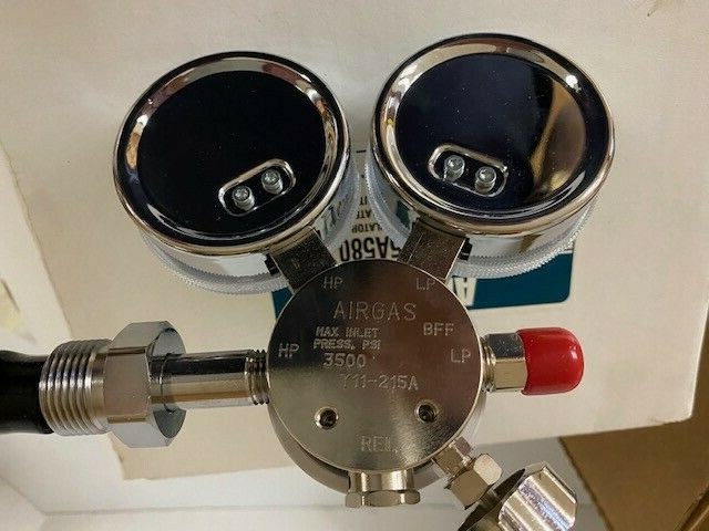 AIRGAS MODEL Y11-215A580 SPECIALTY GAS REGULATOR 3500 PSG IN / 25 PSG OUT, NOS