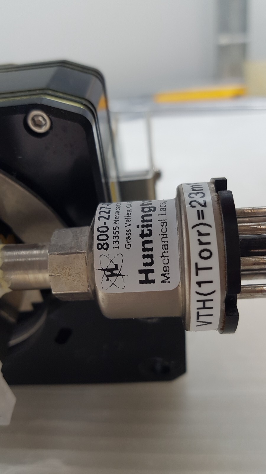 HAMAMATSU multichannel detector head C7025-02; W/ Huntington vacuum gauge
