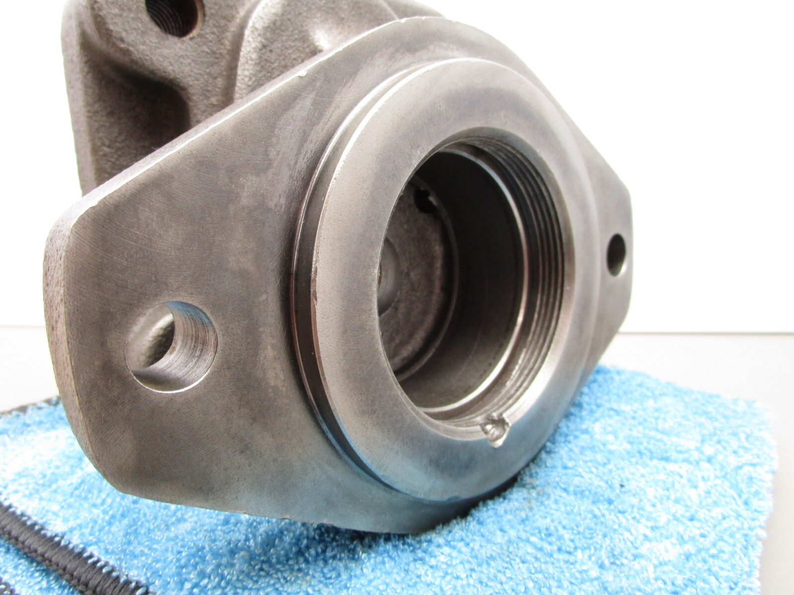 Commercial P25 P37 Hydraulic Pump Tapered Bearing Front Cover Housing 2-Bolt
