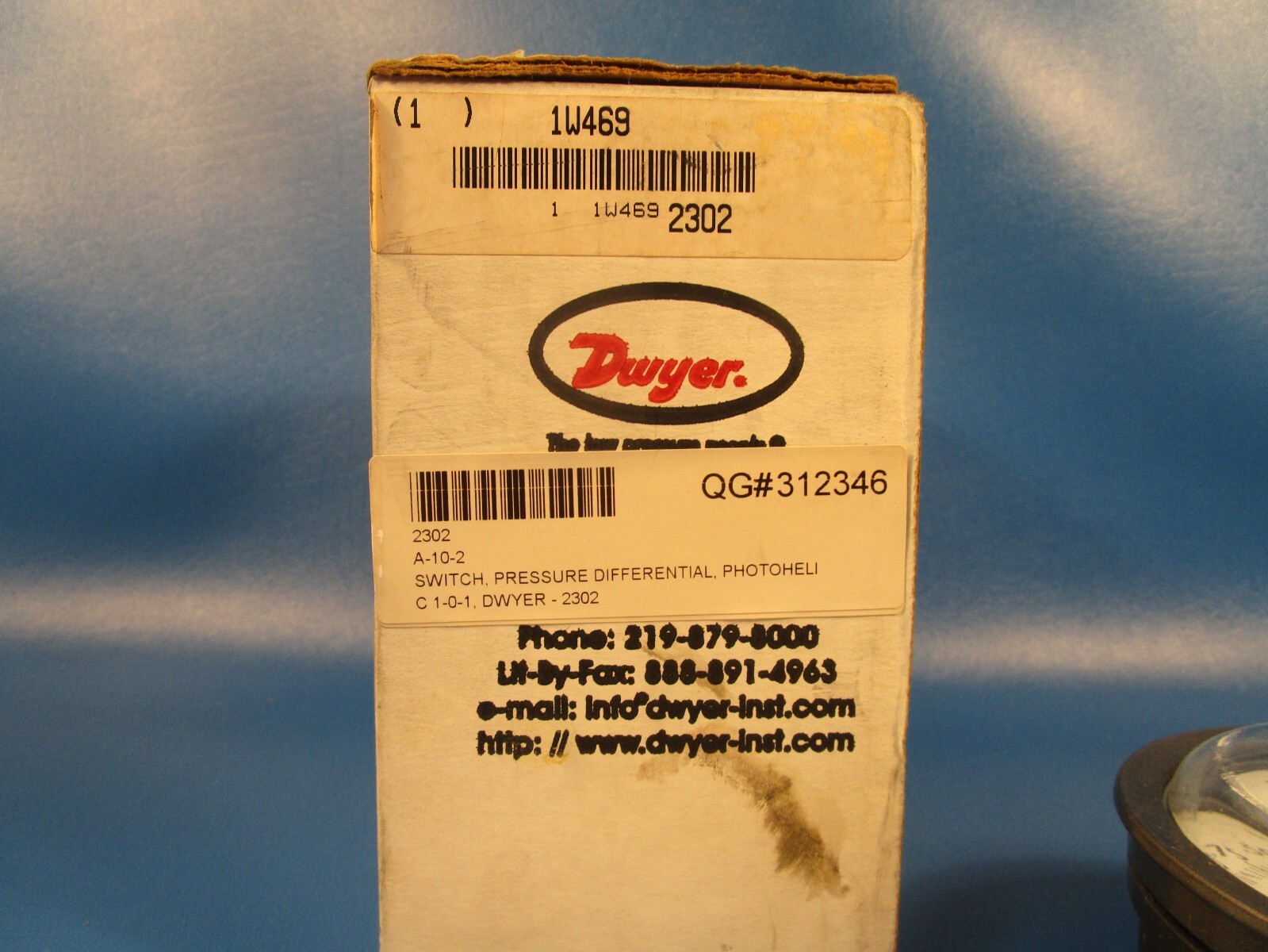 DWYER 2302, Magnehelic pressure gauge, 1-0-1 Inches of Water