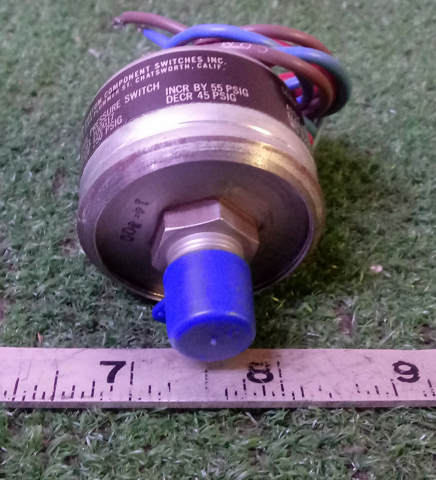 1 NEW CCS 8930-5216 200G17 GAGE PRESSURE SWITCH NNB ***MAKE OFFER***