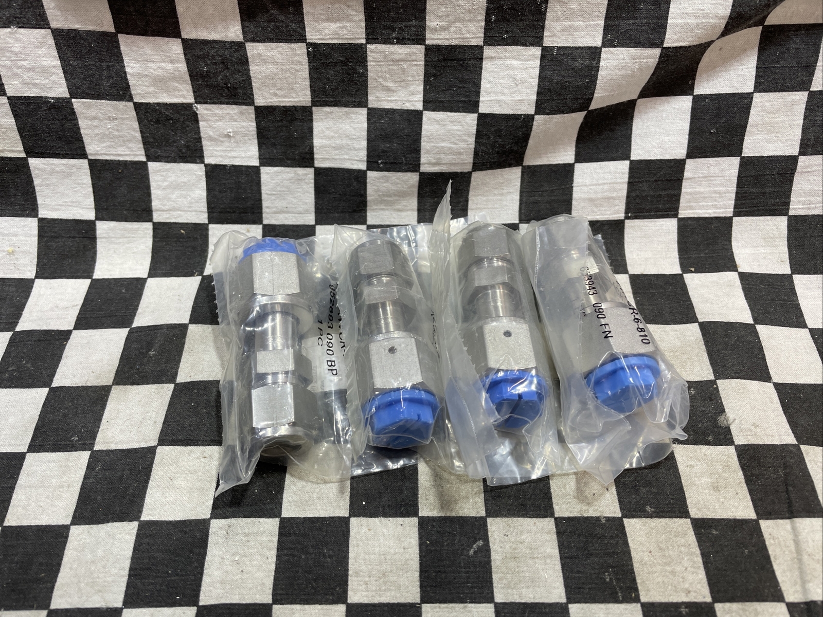 SWAGELOK VCR Face 1/2″ FVCR, SS-8-WVCR-6-810, LOT OF 4, #1600Q10 BOX A