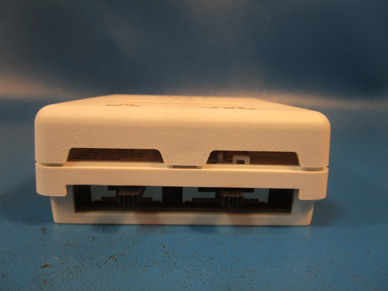 Honeywell T812C 1000, 24VAC Heating and Cooling Thermostat 24V