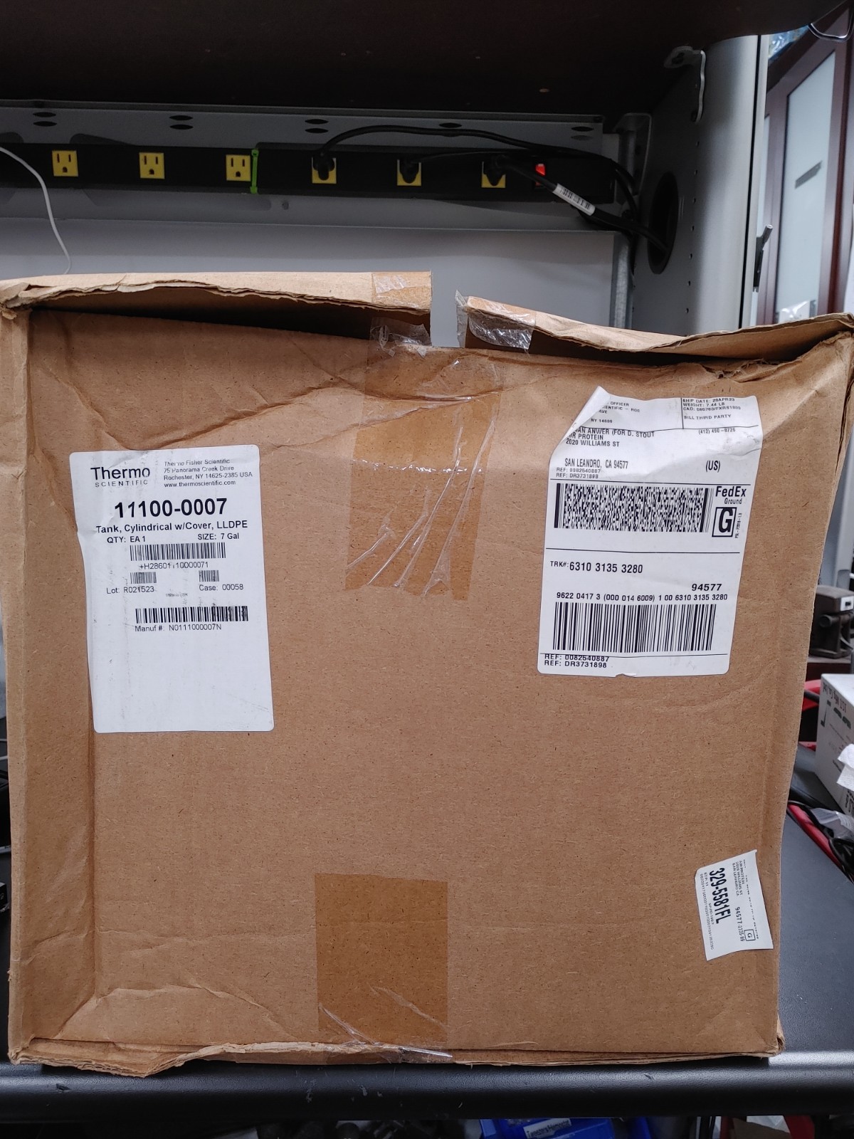 THERMO SCIENTIFIC 11100-0007 LLDPE 28L Cylindrical Tank with Lid