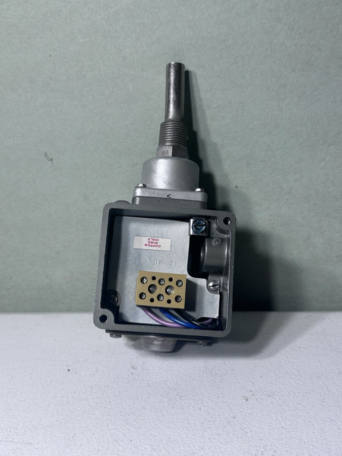 UNITED ELECTRIC THERMOSTATIC SWITCH B105-121