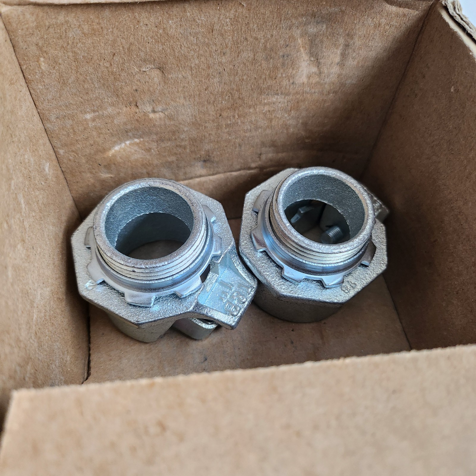 [BOX OF 2] THOMAS & BETTS 306 ARMORED CABLE CONNECTOR, 1″, TITE-BITE