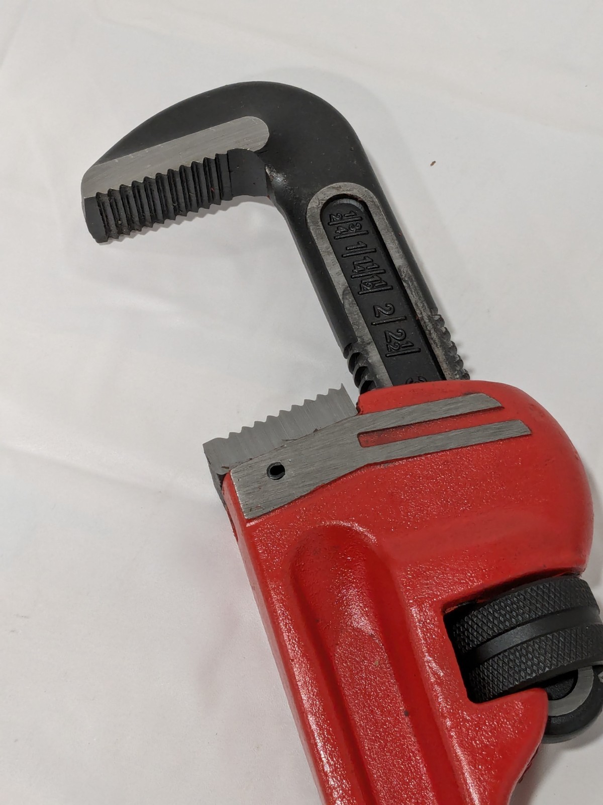 PRO-SOURCE Straight Pipe Wrench: 3″ Max, 24″ OAL, Cast Iron TD0509A 24″