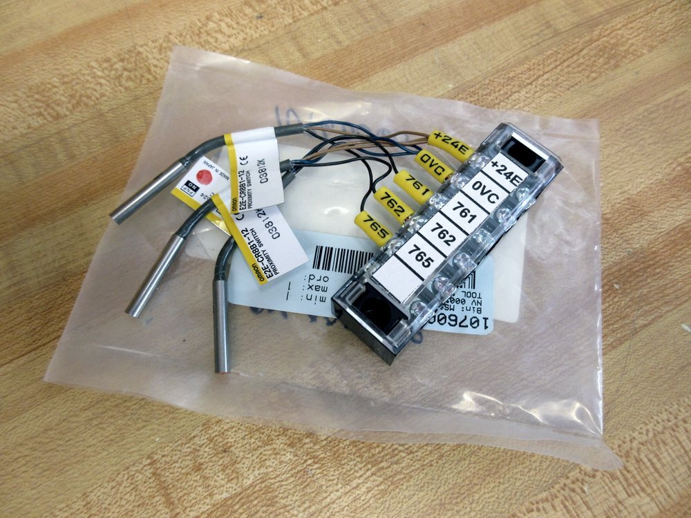 Omron E2E-CR8B1-12 Proximity Switch Set E2ECR8B112